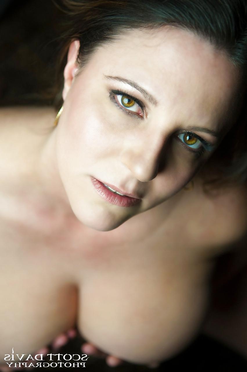 7P Wife's huge tits in photo shoot