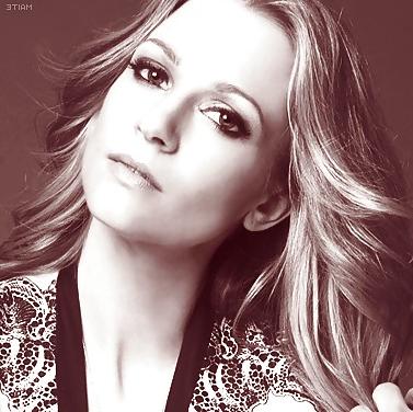 25P AJ Cook is a heart breaker and a hardon maker.