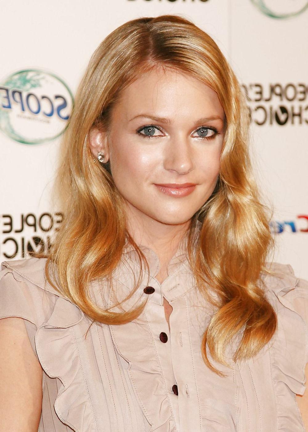 25P AJ Cook is a heart breaker and a hardon maker.