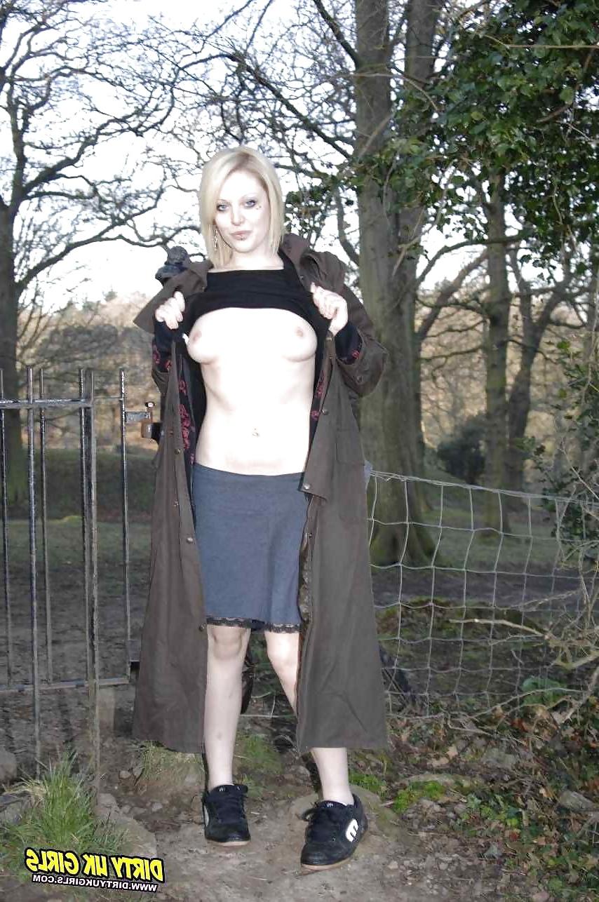 8P Sexy babes flashing in public
