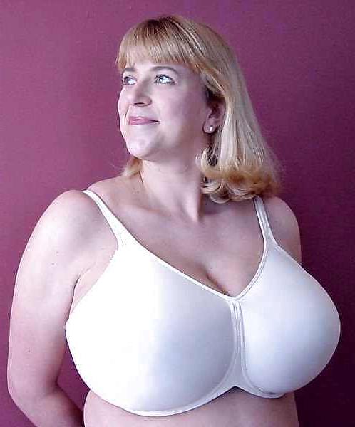 25P Big bras on mature women 3