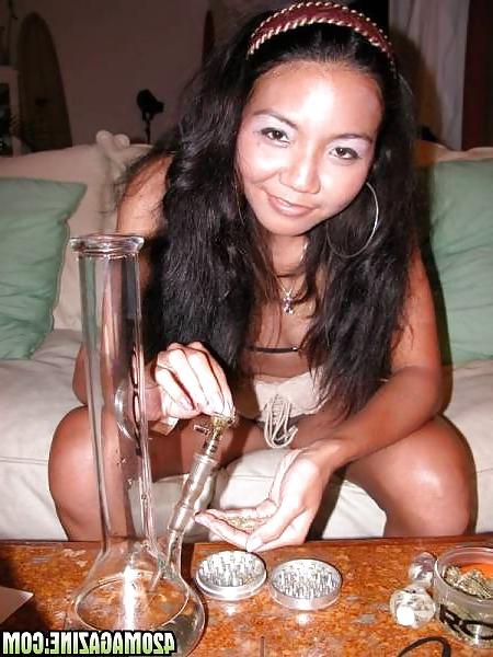 25P Bong smoking Girls