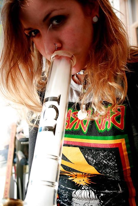 25P Bong smoking Girls