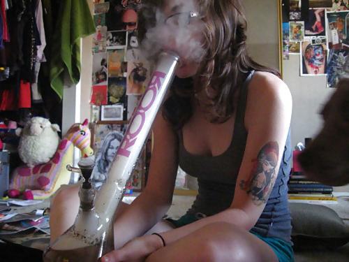 25P Bong smoking Girls