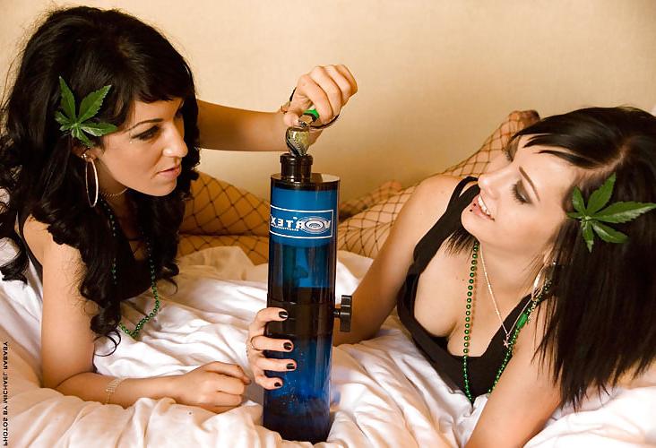 25P Bong smoking Girls