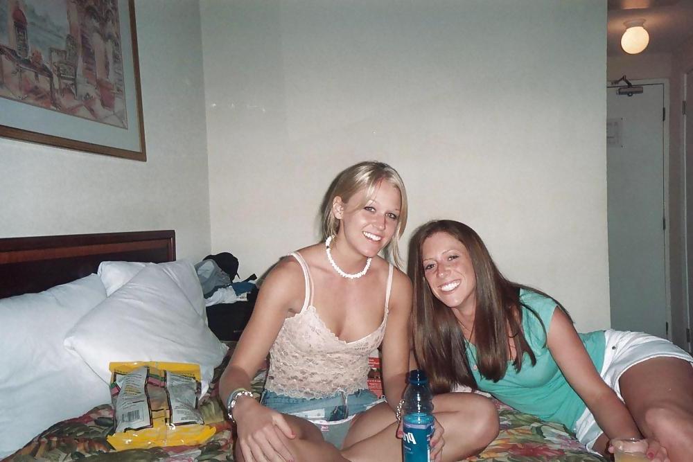 25P Upskirt babes more fanny flashers :)