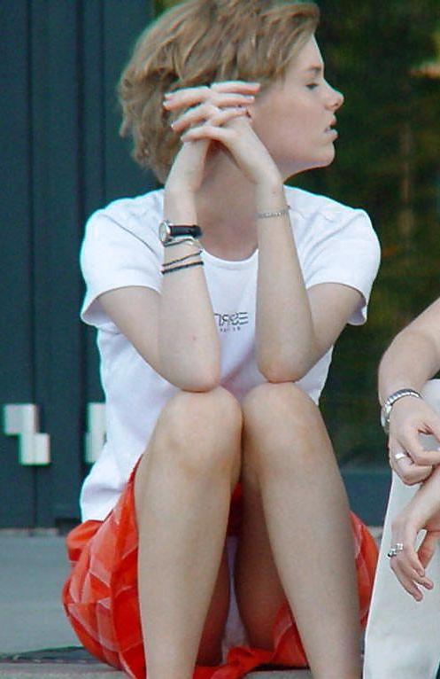 25P Upskirt babes more fanny flashers :)