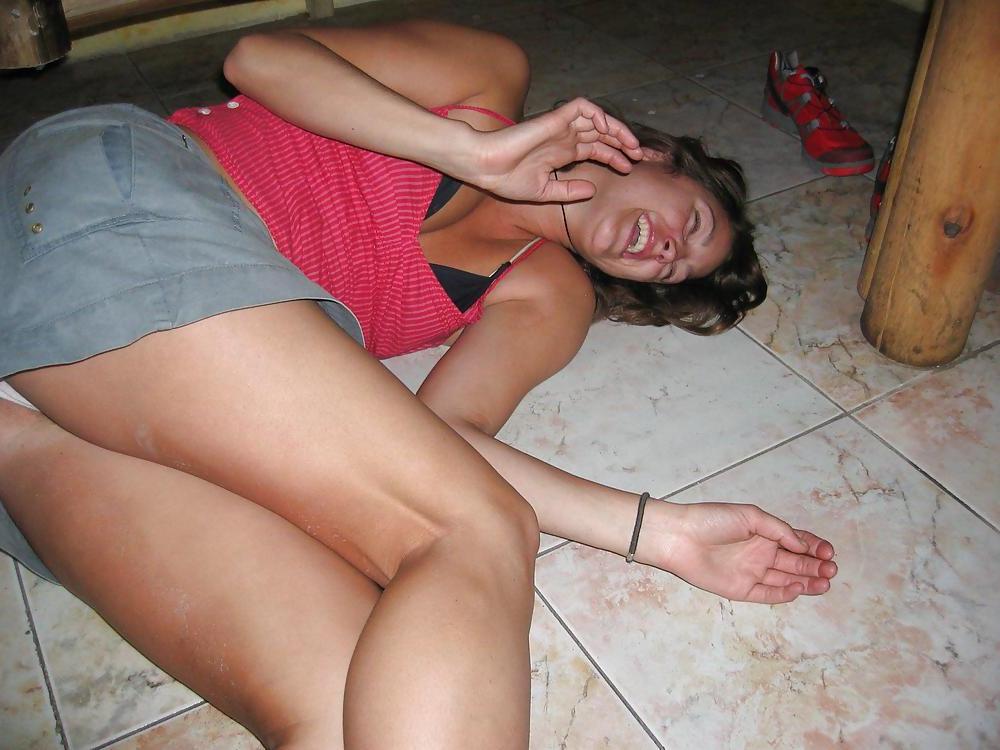 25P Upskirt babes more fanny flashers :)
