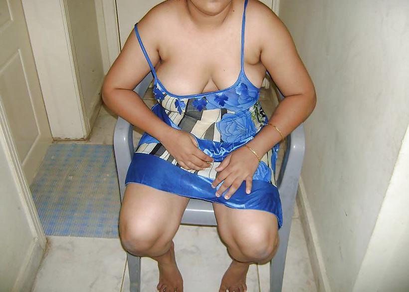 22P Mature indian aunty boobshow
