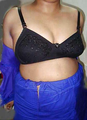 22P Mature indian aunty boobshow