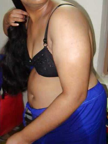 22P Mature indian aunty boobshow