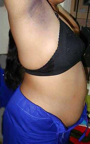22P Mature indian aunty boobshow