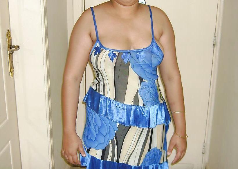 22P Mature indian aunty boobshow