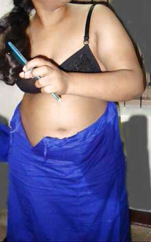22P Mature indian aunty boobshow