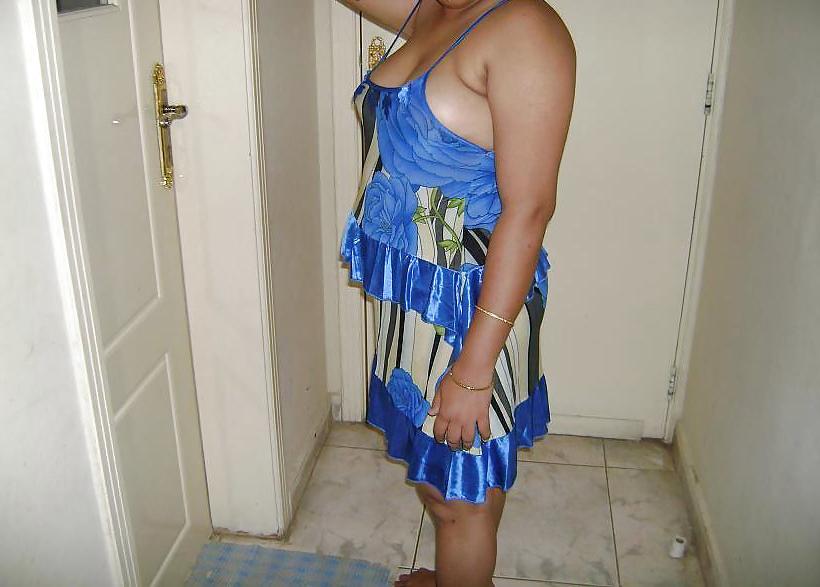 22P Mature indian aunty boobshow