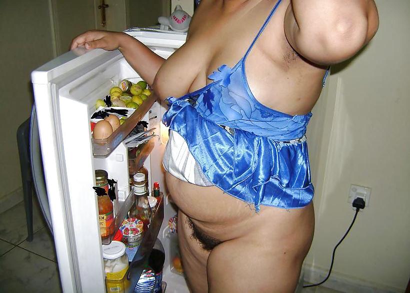 22P Mature indian aunty boobshow