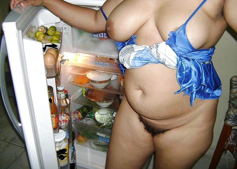 22P Mature indian aunty boobshow