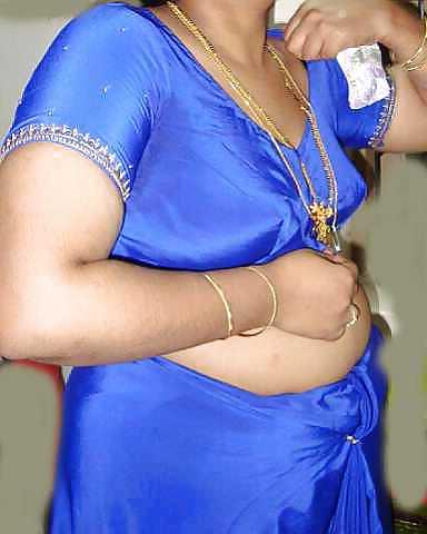 22P Mature indian aunty boobshow