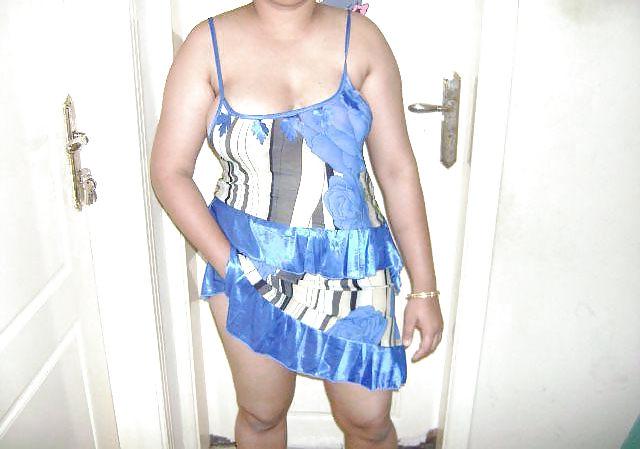 22P Mature indian aunty boobshow