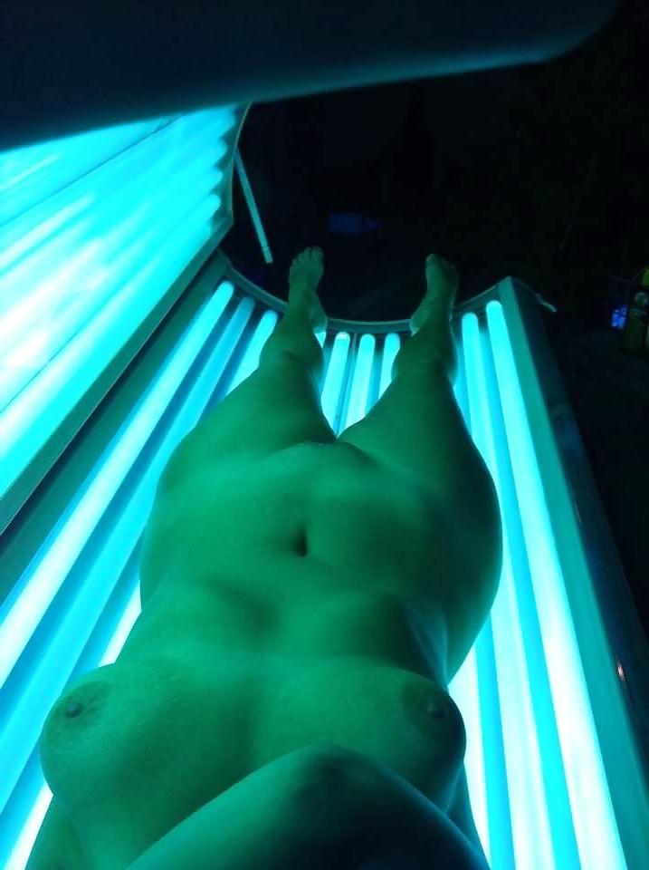 22P Solarium babe's