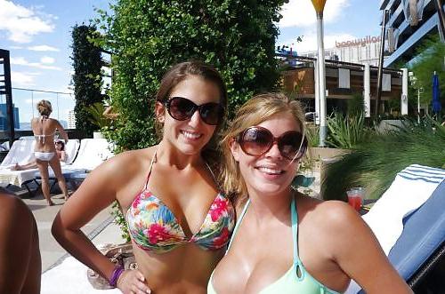 25P Babes in Bikinis