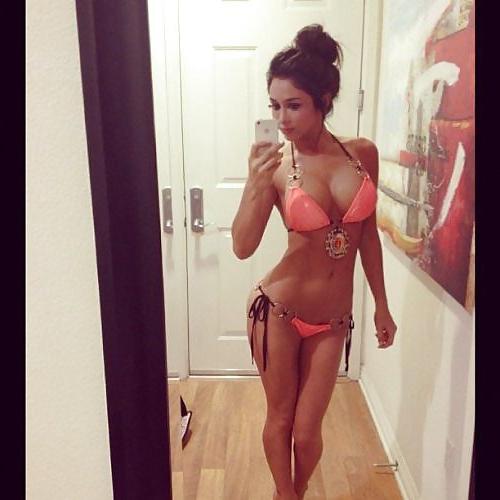 25P Babes in Bikinis