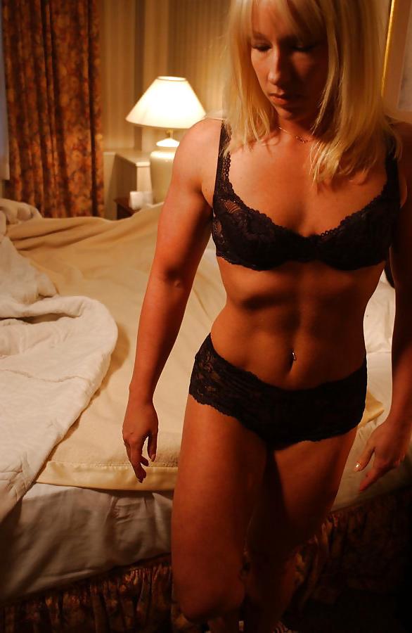 25P Muscular blonde smoking naked by her bed