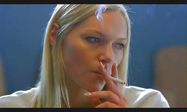 25P Laura Prepon Smoking