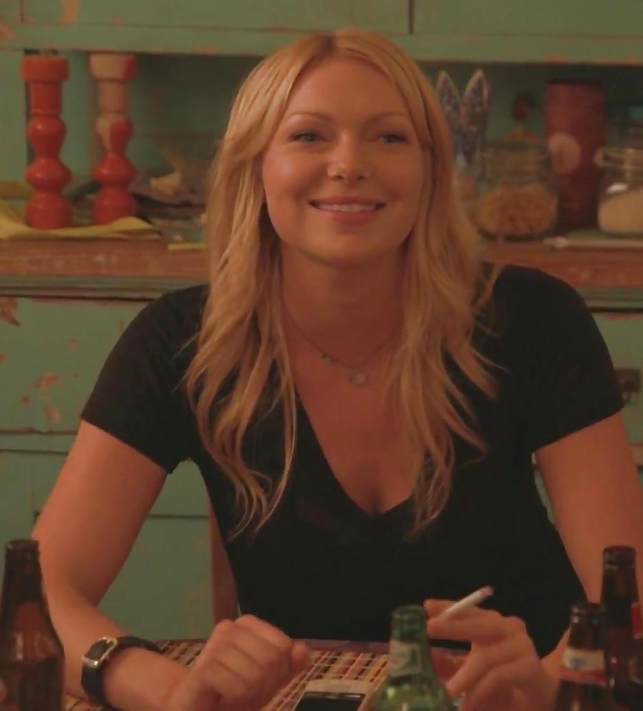 25P Laura Prepon Smoking