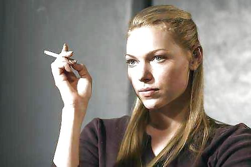 25P Laura Prepon Smoking