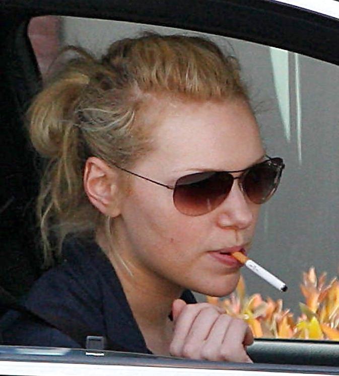 25P Laura Prepon Smoking