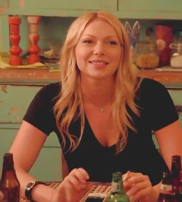 25P Laura Prepon Smoking