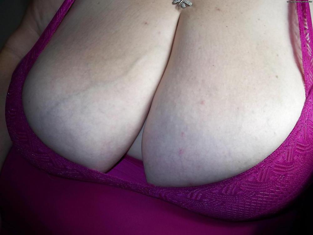25P Amateur GILF with 50K ENORMOUS BOOBS