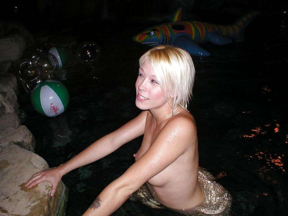 5P A couple of nekkid girls in a pool