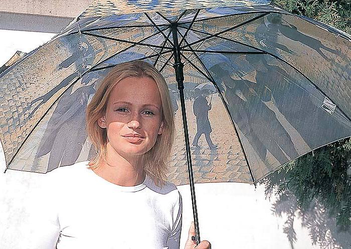 14P Blonde Katja taking off her clothes in the garden