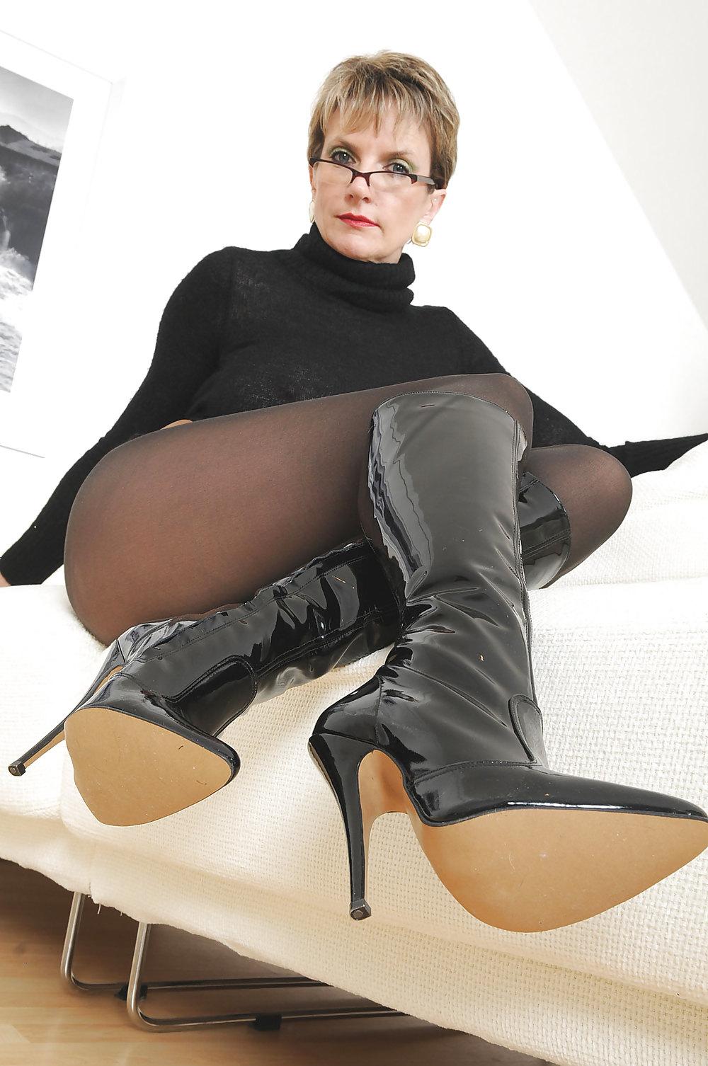 25P Lady s hose and boots