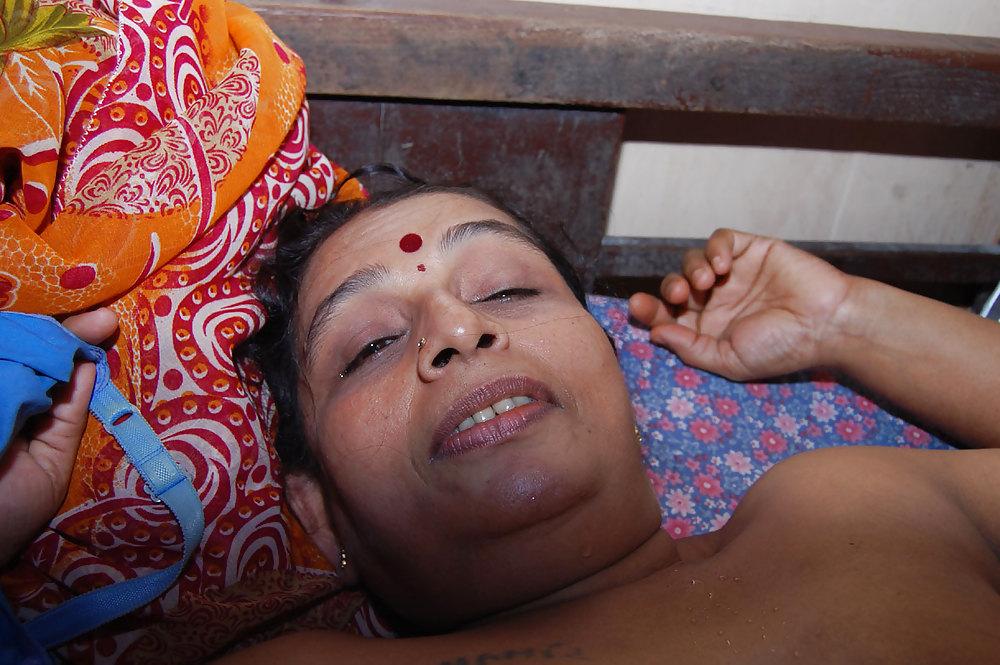 25P Sexy indian aunty