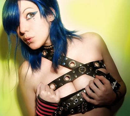 25P Goth Emo Babe