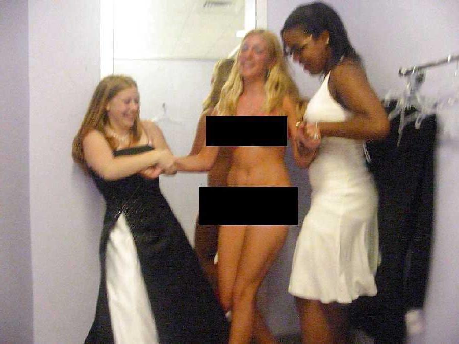 25P EXPOSED ALONE WHILE NAKED