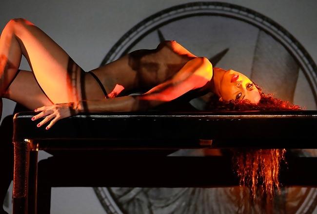8P Noemie Lenoir - Crazy