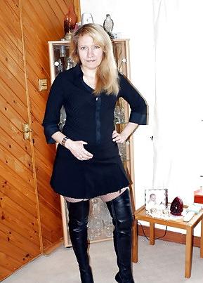 22P Sexy dominant british milf leather thigh boots