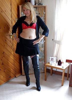 22P Sexy dominant british milf leather thigh boots