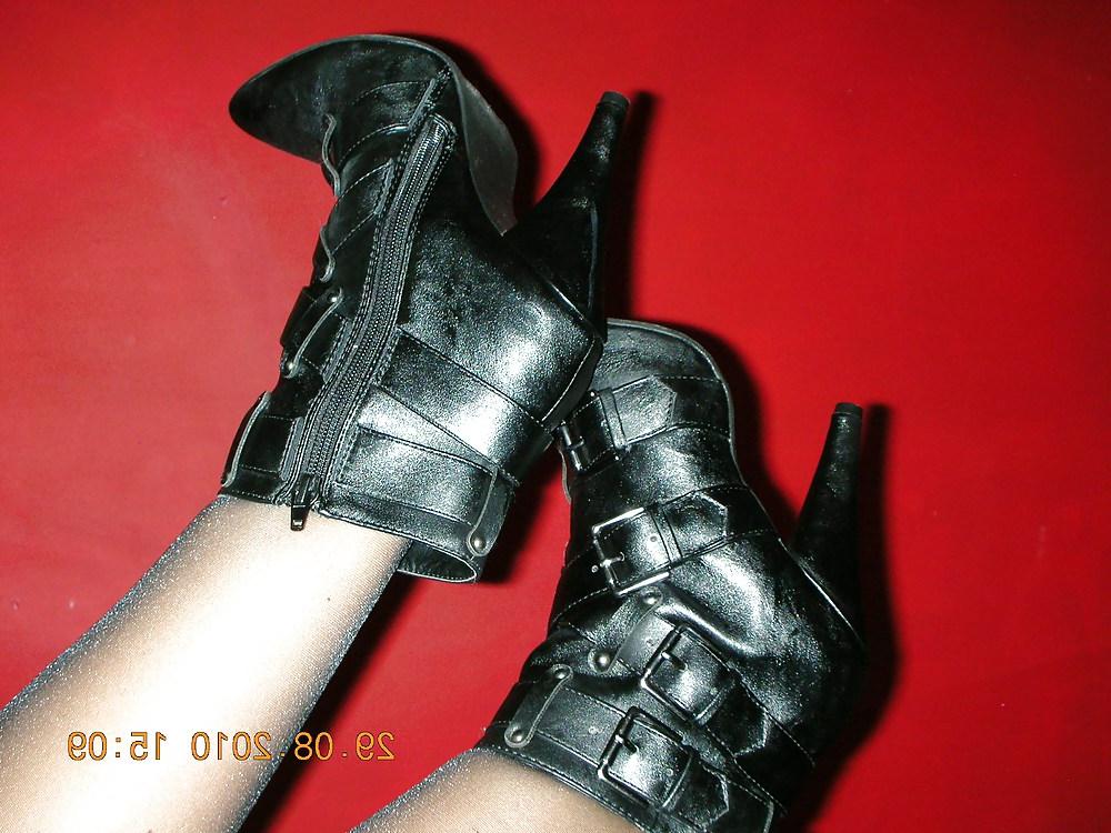 10P Wife black high heel mini boots