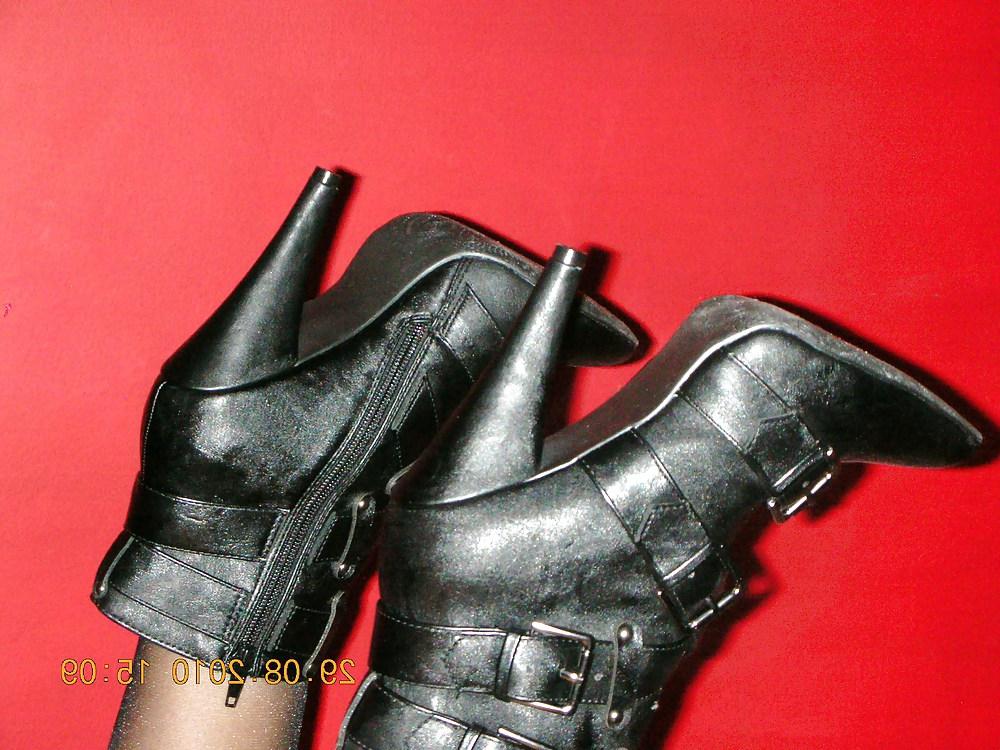 10P Wife black high heel mini boots