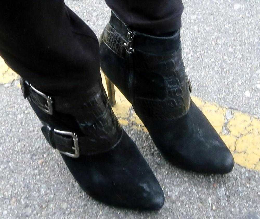 25P Donald Pliner Phython Boots