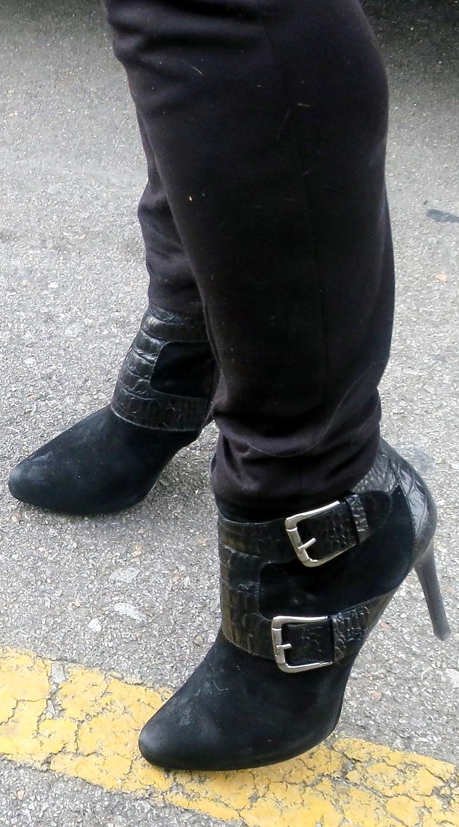 25P Donald Pliner Phython Boots