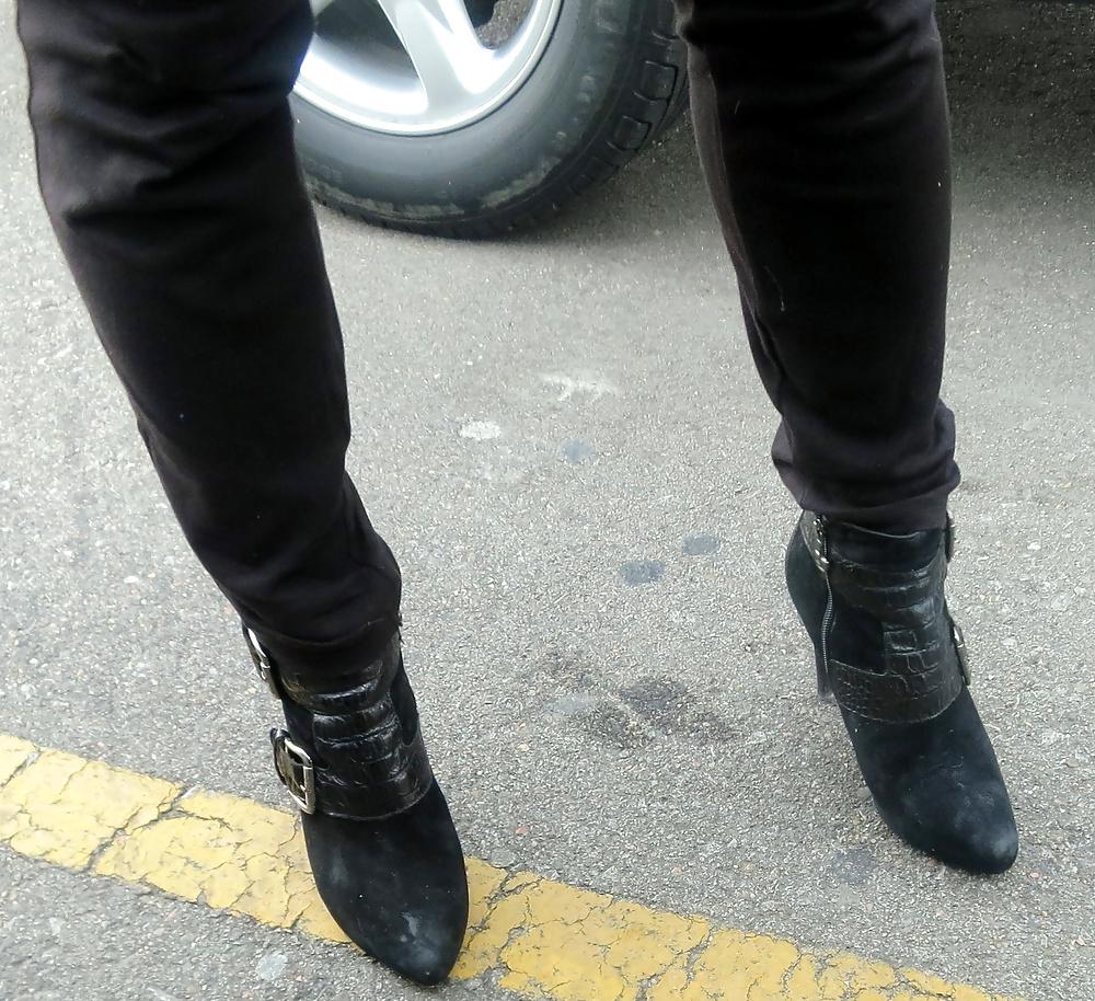 25P Donald Pliner Phython Boots