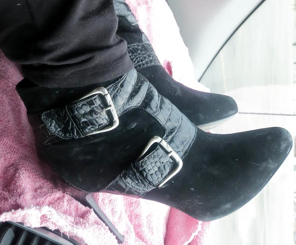 25P Donald Pliner Phython Boots