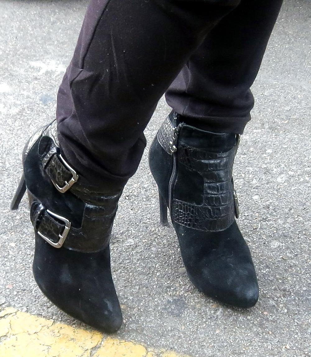 25P Donald Pliner Phython Boots