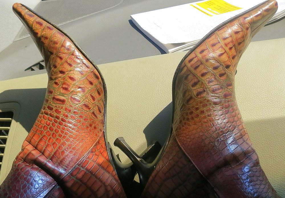 25P Donald Pliner Phython Boots